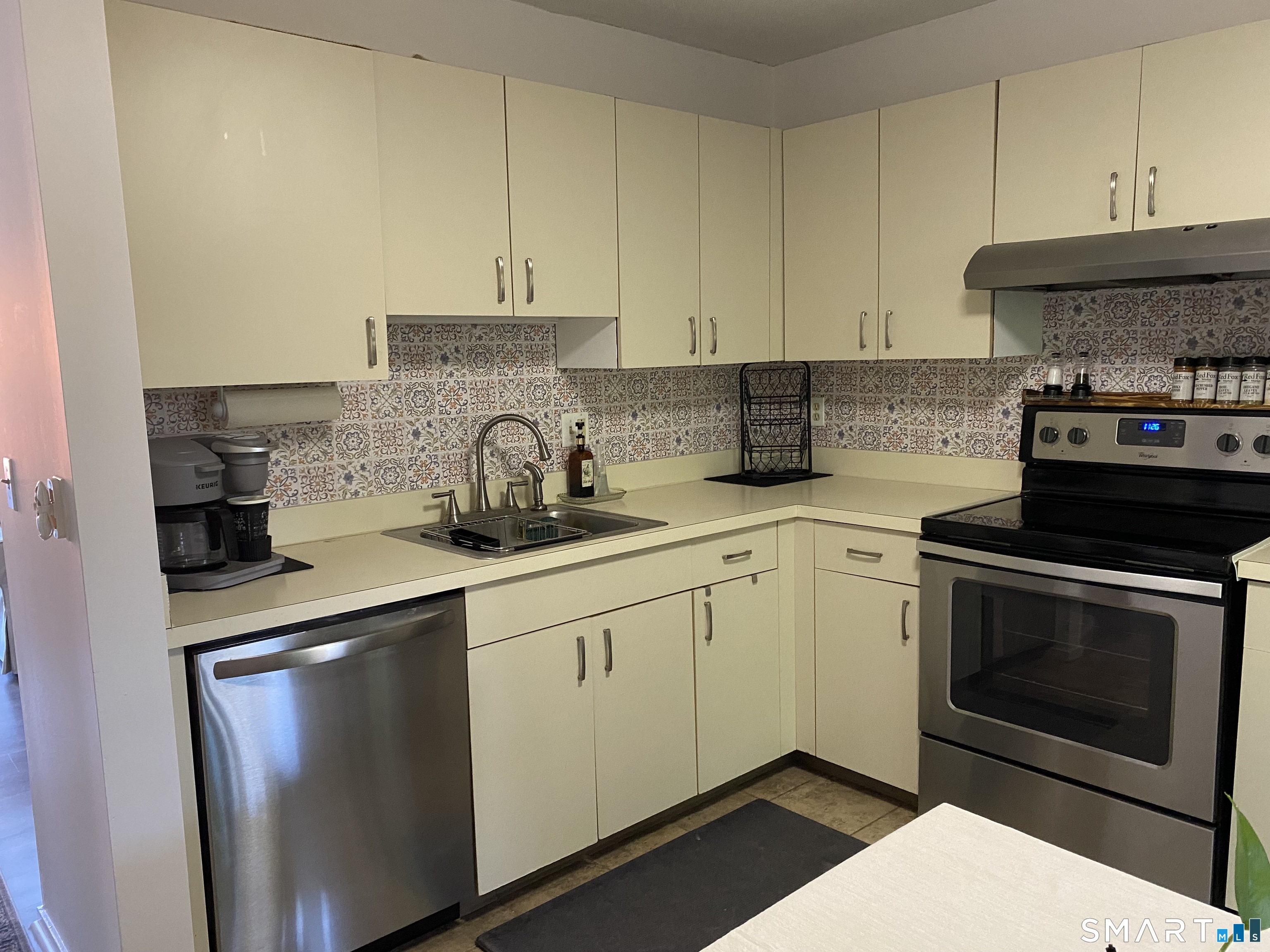 585 Park Road, Unit 58 Waterbury, CT 06708 - Photo 4 of 23 Plenty of counter space in kitchen