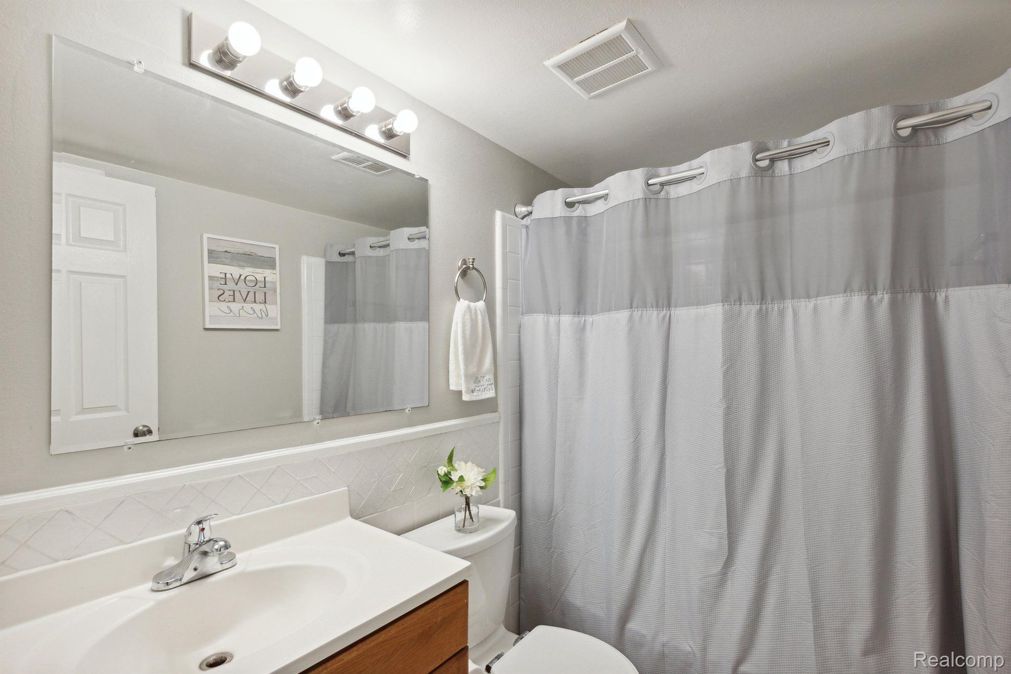 29618 Hoover Road Warren, MI 48093 - Photo 10 of 15 Updated bathroom