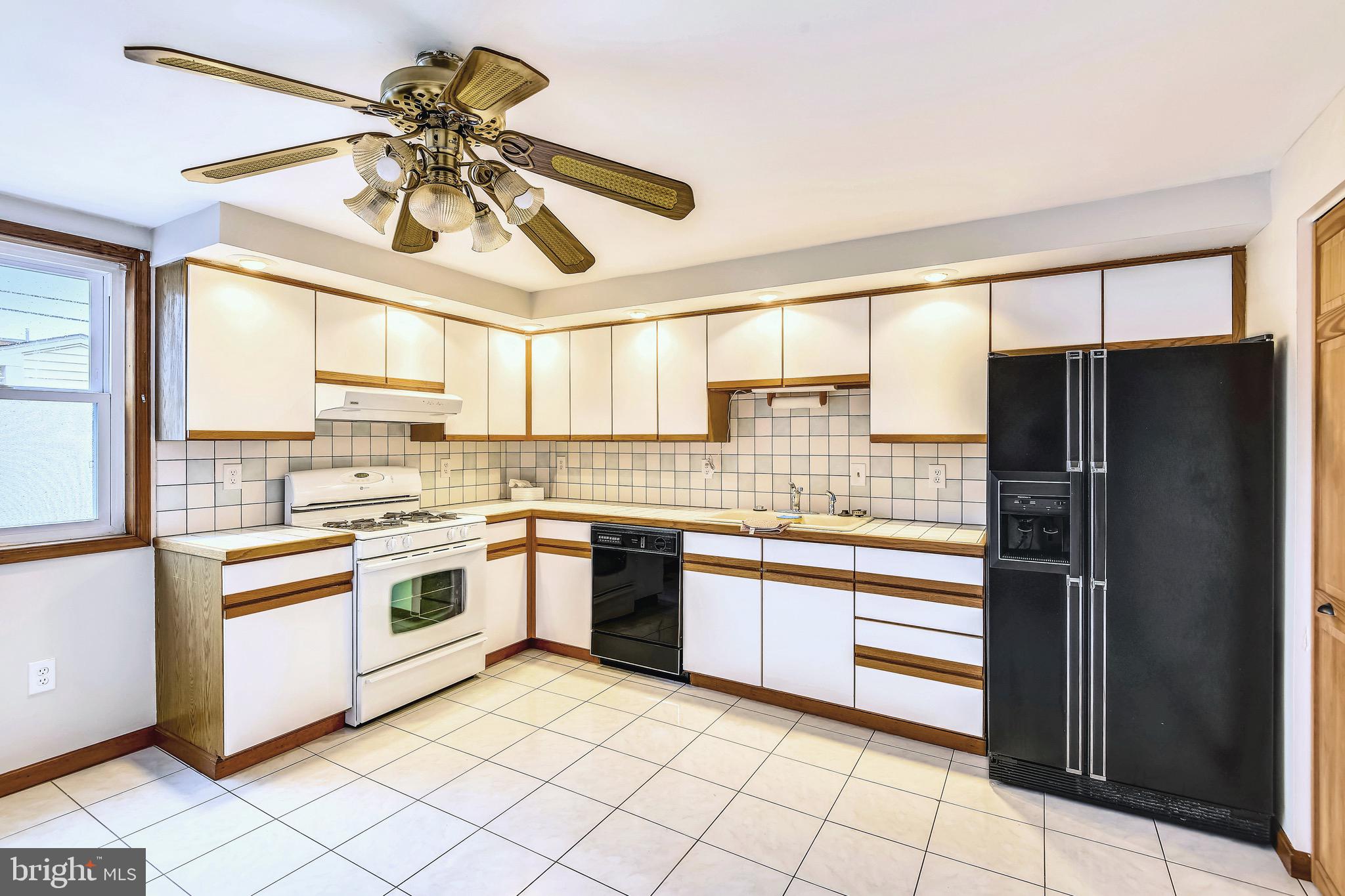 8025 Lansdale Road Baltimore, MD 21224 - Photo 2 of 36 Extra large country kitchen