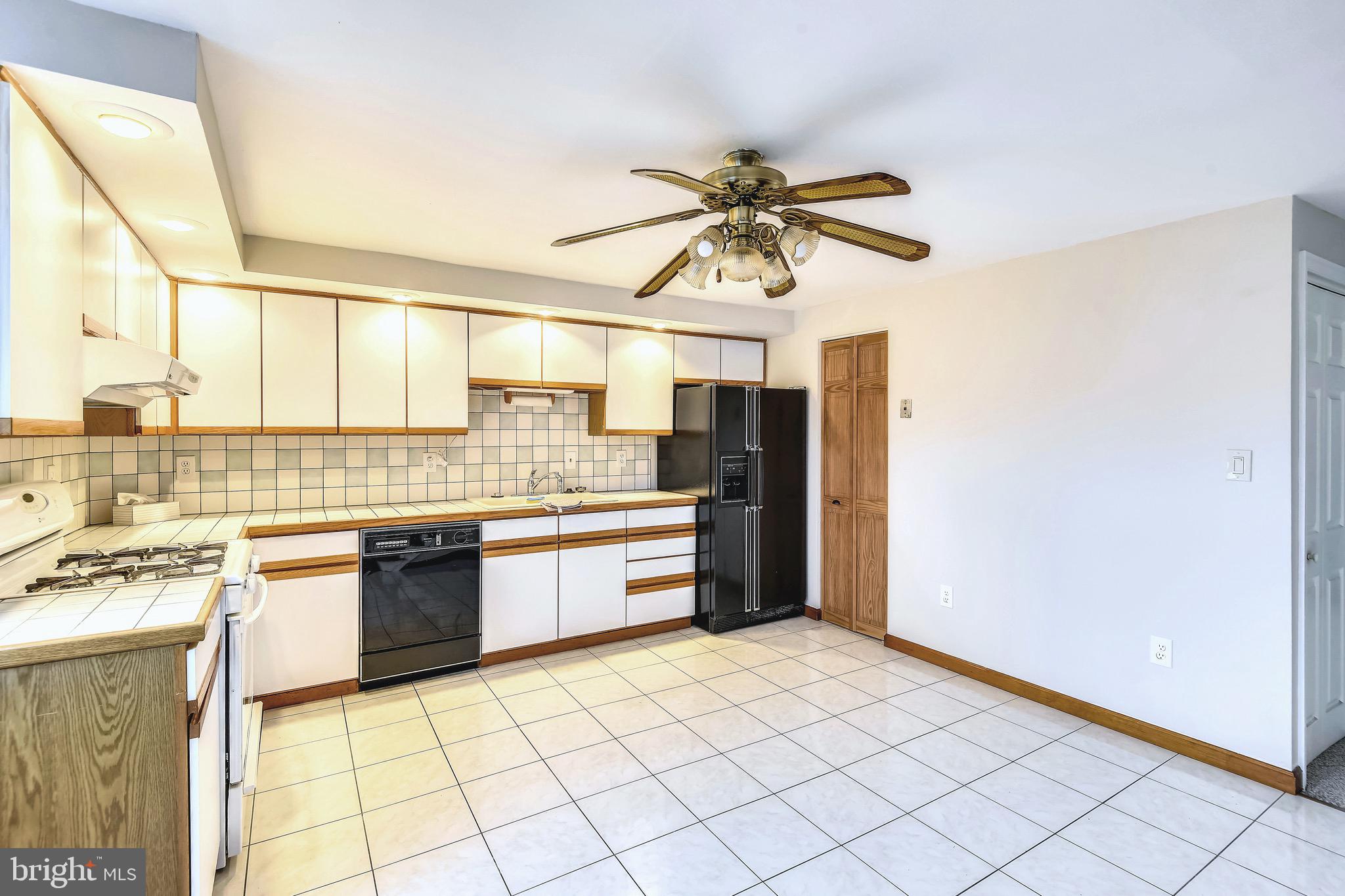 8025 Lansdale Road Baltimore, MD 21224 - Photo 16 of 36 Plenty of table space!