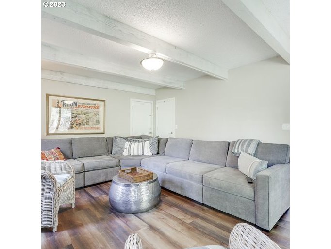 651 Southwest Maplecrest Court Portland, OR 97219 - Photo 12 of 32 Gallery Image 12