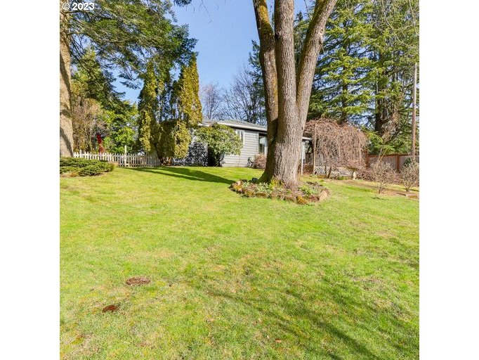 651 Southwest Maplecrest Court Portland, OR 97219 - Photo 18 of 32 Gallery Image 18
