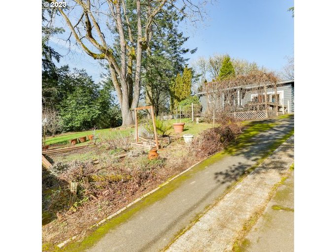 651 Southwest Maplecrest Court Portland, OR 97219 - Photo 19 of 32 Gallery Image 19