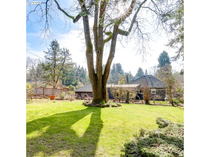 651 Southwest Maplecrest Court Portland, OR 97219 - Photo 20 of 32 Gallery Image 20