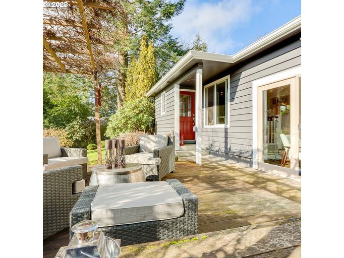 651 Southwest Maplecrest Court Portland, OR 97219 - Photo 22 of 32 Gallery Image 22