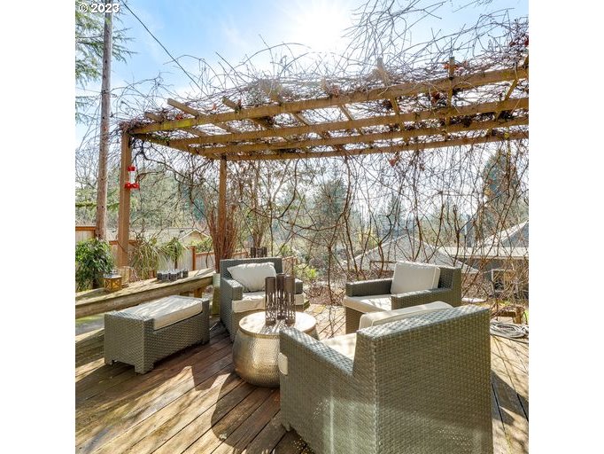 651 Southwest Maplecrest Court Portland, OR 97219 - Photo 23 of 32 Gallery Image 23
