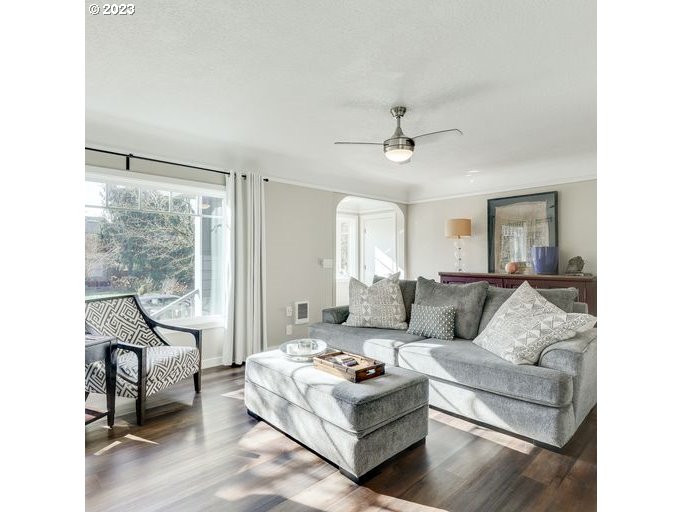 651 Southwest Maplecrest Court Portland, OR 97219 - Photo 5 of 32 Gallery Image 5