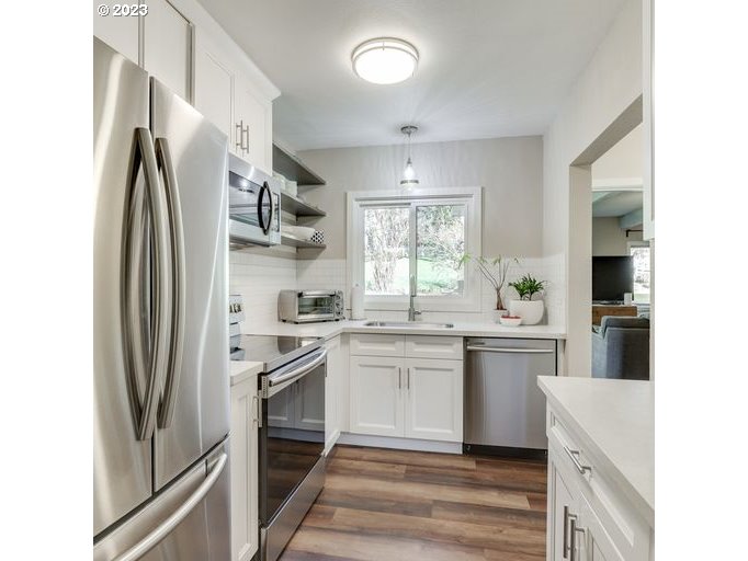 651 Southwest Maplecrest Court Portland, OR 97219 - Photo 6 of 32 Gallery Image 6