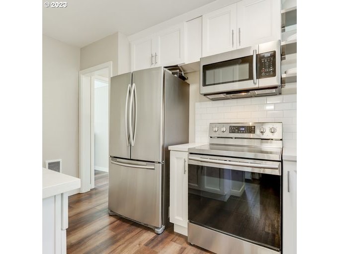 651 Southwest Maplecrest Court Portland, OR 97219 - Photo 7 of 32 Gallery Image 7