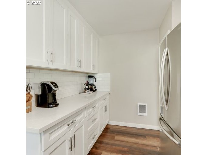 651 Southwest Maplecrest Court Portland, OR 97219 - Photo 8 of 32 Gallery Image 8