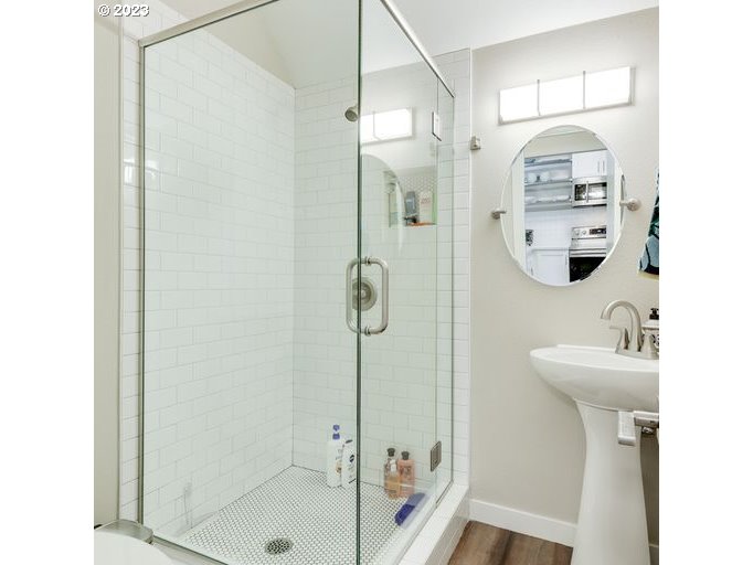 651 Southwest Maplecrest Court Portland, OR 97219 - Photo 9 of 32 Gallery Image 9