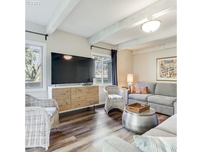 651 Southwest Maplecrest Court Portland, OR 97219 - Photo 10 of 32 Gallery Image 10