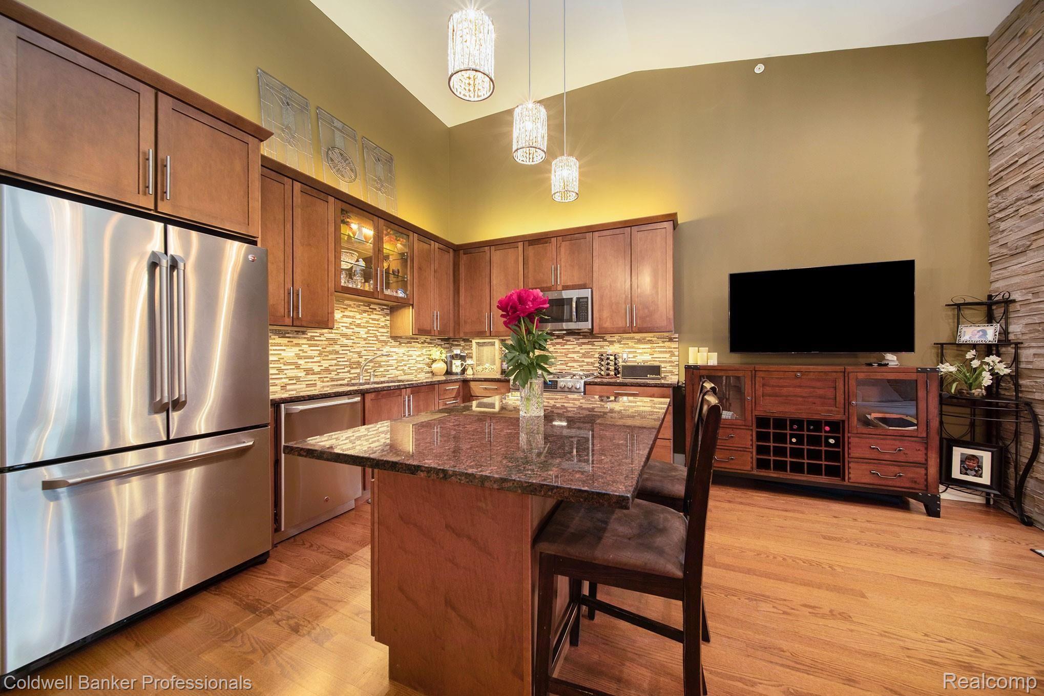 714 North Main Street, Unit 312 Rochester, MI 48307 - Photo 4 of 25 center island kitchen