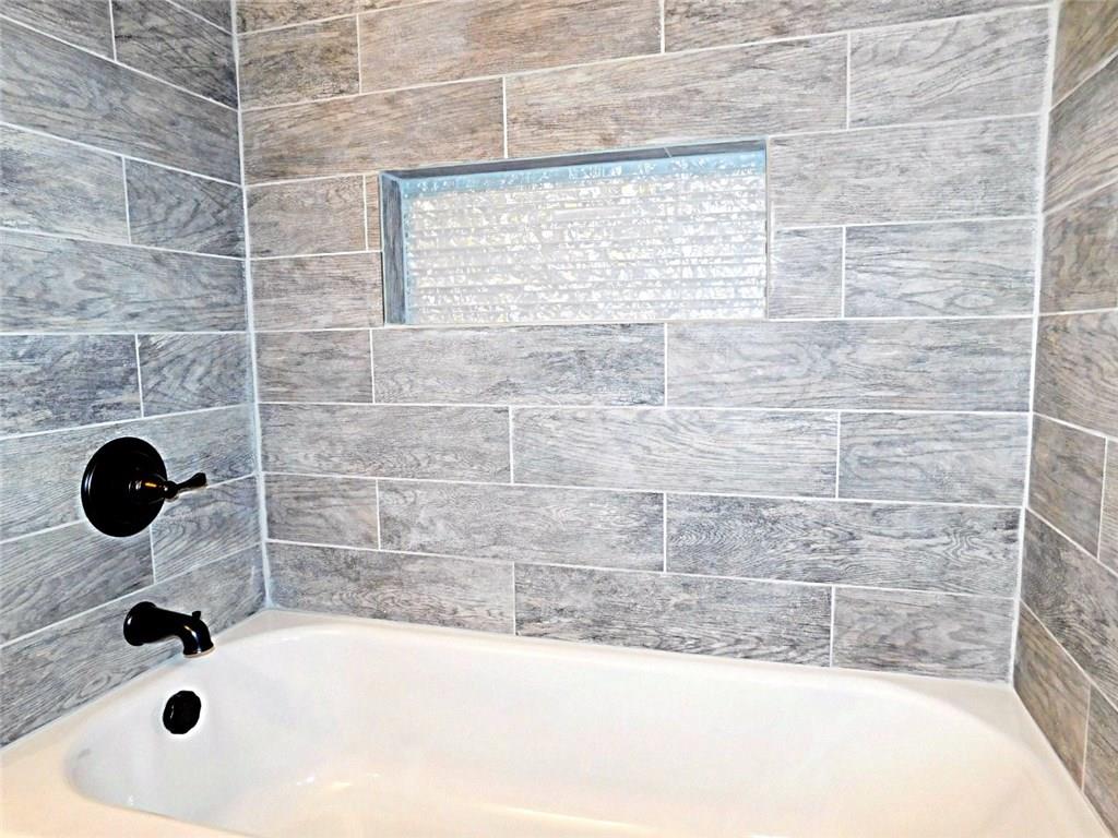 26 Porters Hollow Road Coraopolis, PA 15108 - Photo 14 of 25 tub and shower combo with inset shelf