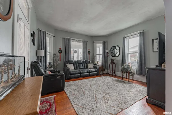 $179,900 | 407 South Kickapoo Street, Lincoln, IL 62656