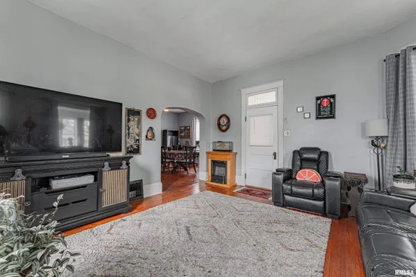 $179,900 | 407 South Kickapoo Street, Lincoln, IL 62656