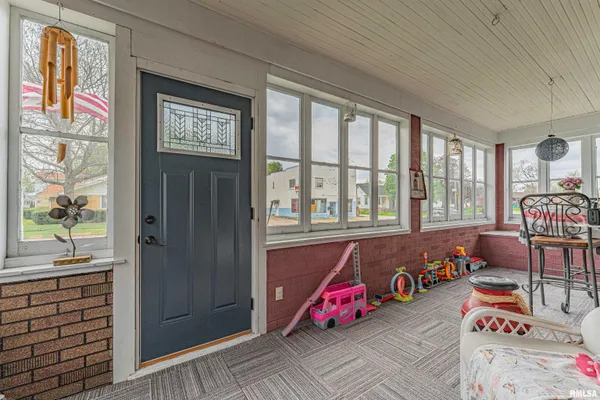 $179,900 | 407 South Kickapoo Street, Lincoln, IL 62656