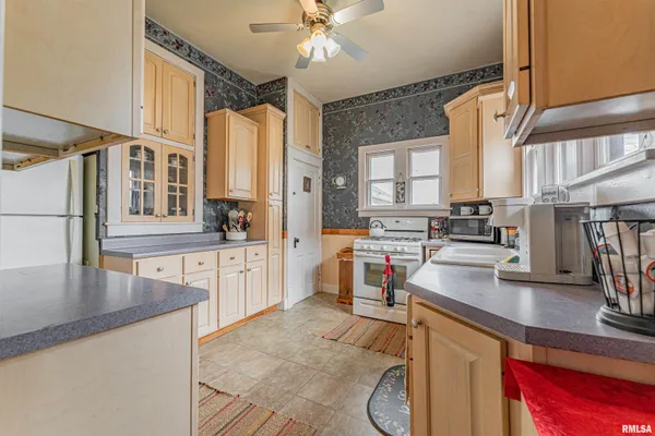 $179,900 | 407 South Kickapoo Street, Lincoln, IL 62656