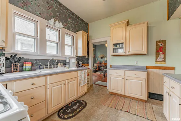 $179,900 | 407 South Kickapoo Street, Lincoln, IL 62656