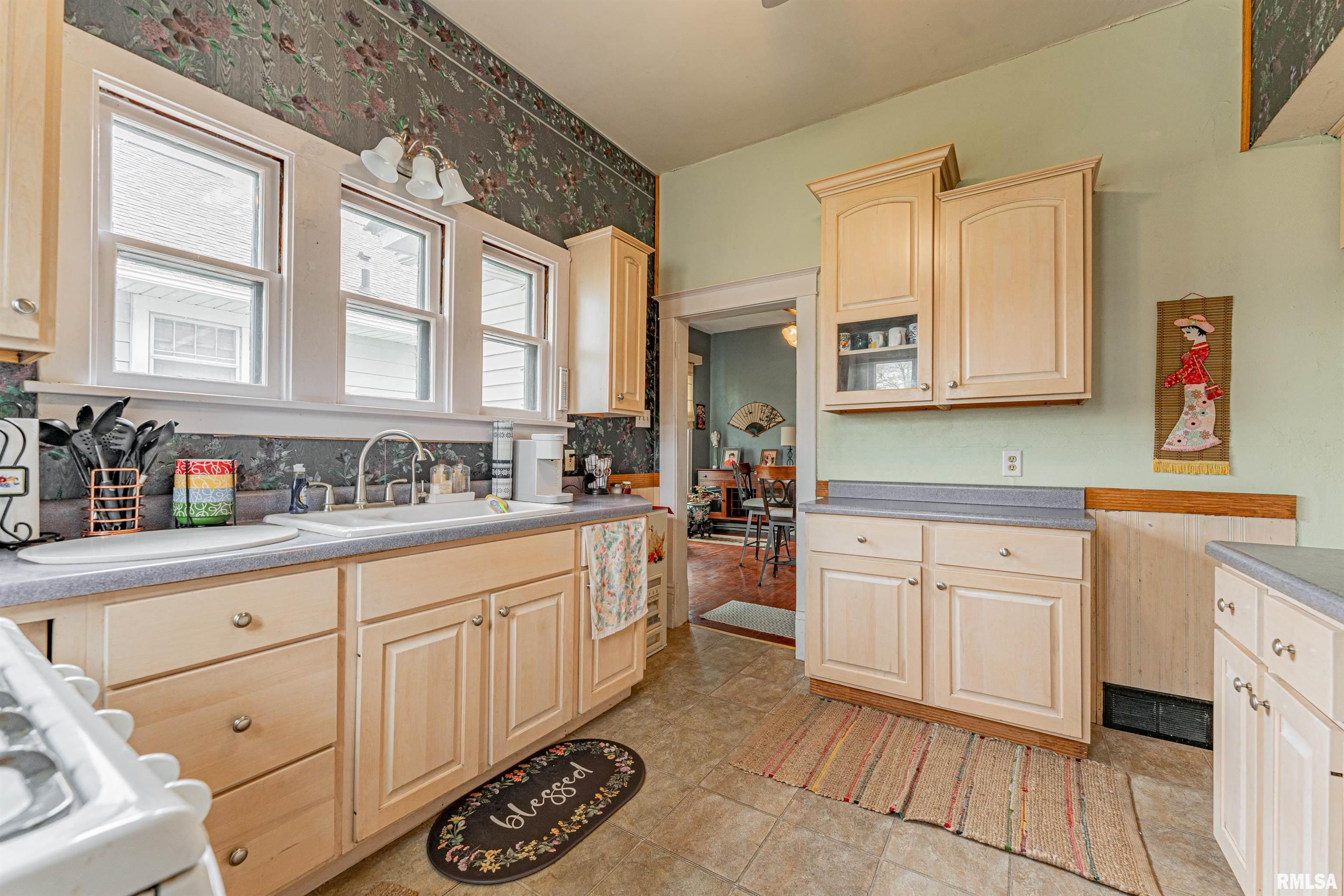 407 South Kickapoo Street Lincoln, IL 62656 - Photo 6 of 27