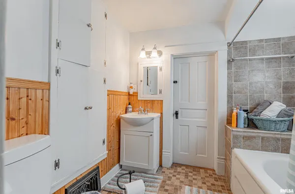 $179,900 | 407 South Kickapoo Street, Lincoln, IL 62656