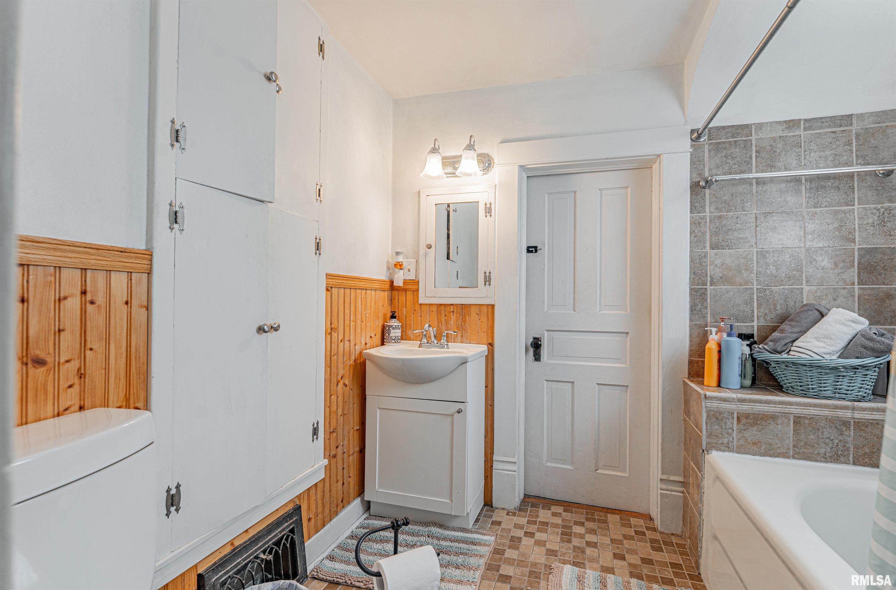 407 South Kickapoo Street Lincoln, IL 62656 - Photo 8 of 27