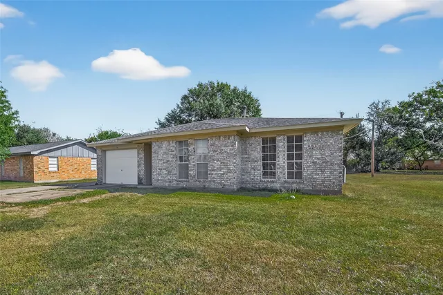 a view of a yard in front of a house with a yard