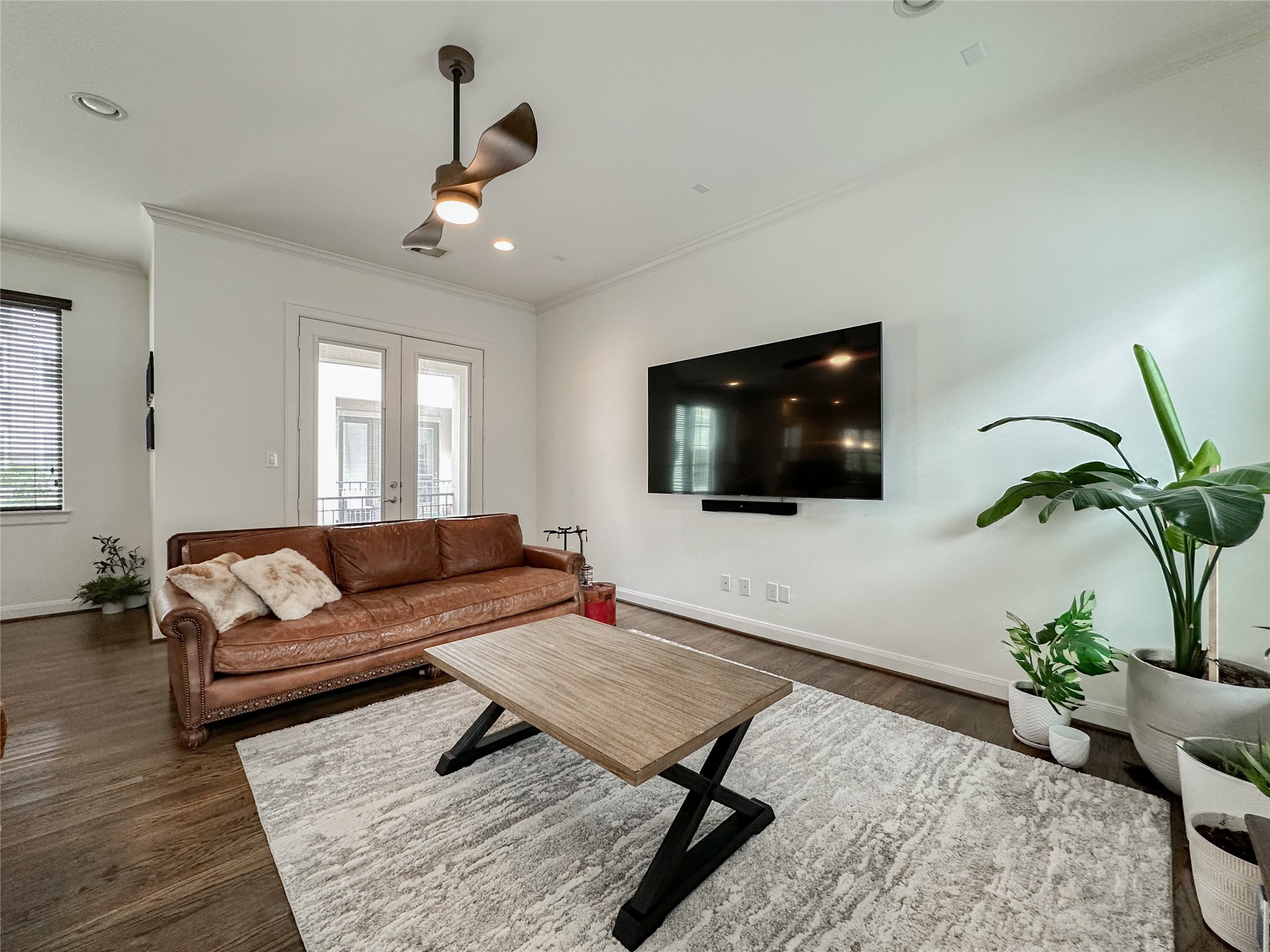2 Hermann Park Court Houston, TX 77021 - Photo 19 of 43 a living room with furniture and a flat screen tv