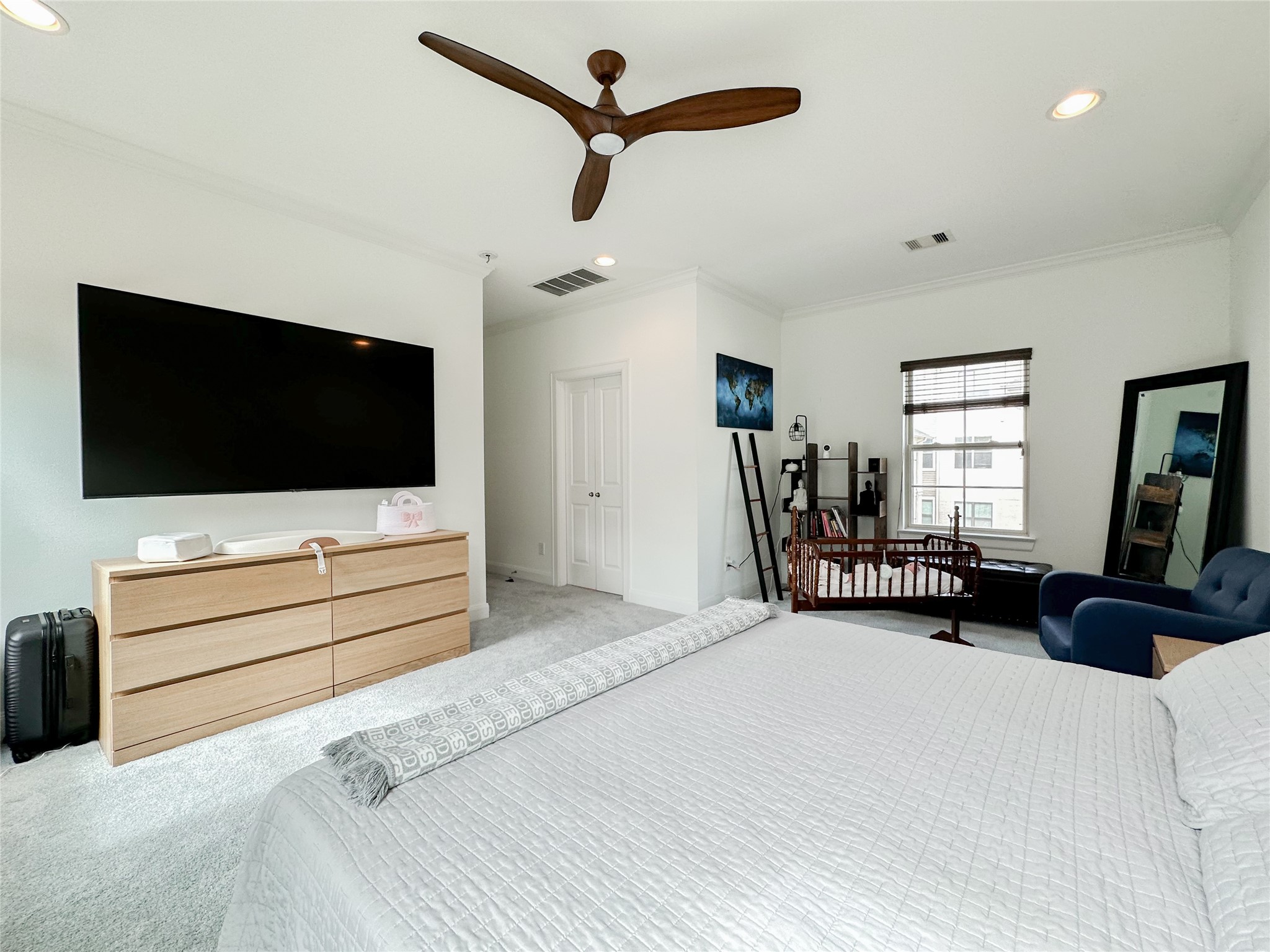 2 Hermann Park Court Houston, TX 77021 - Photo 23 of 43 a bedroom with furniture and flat screen tv