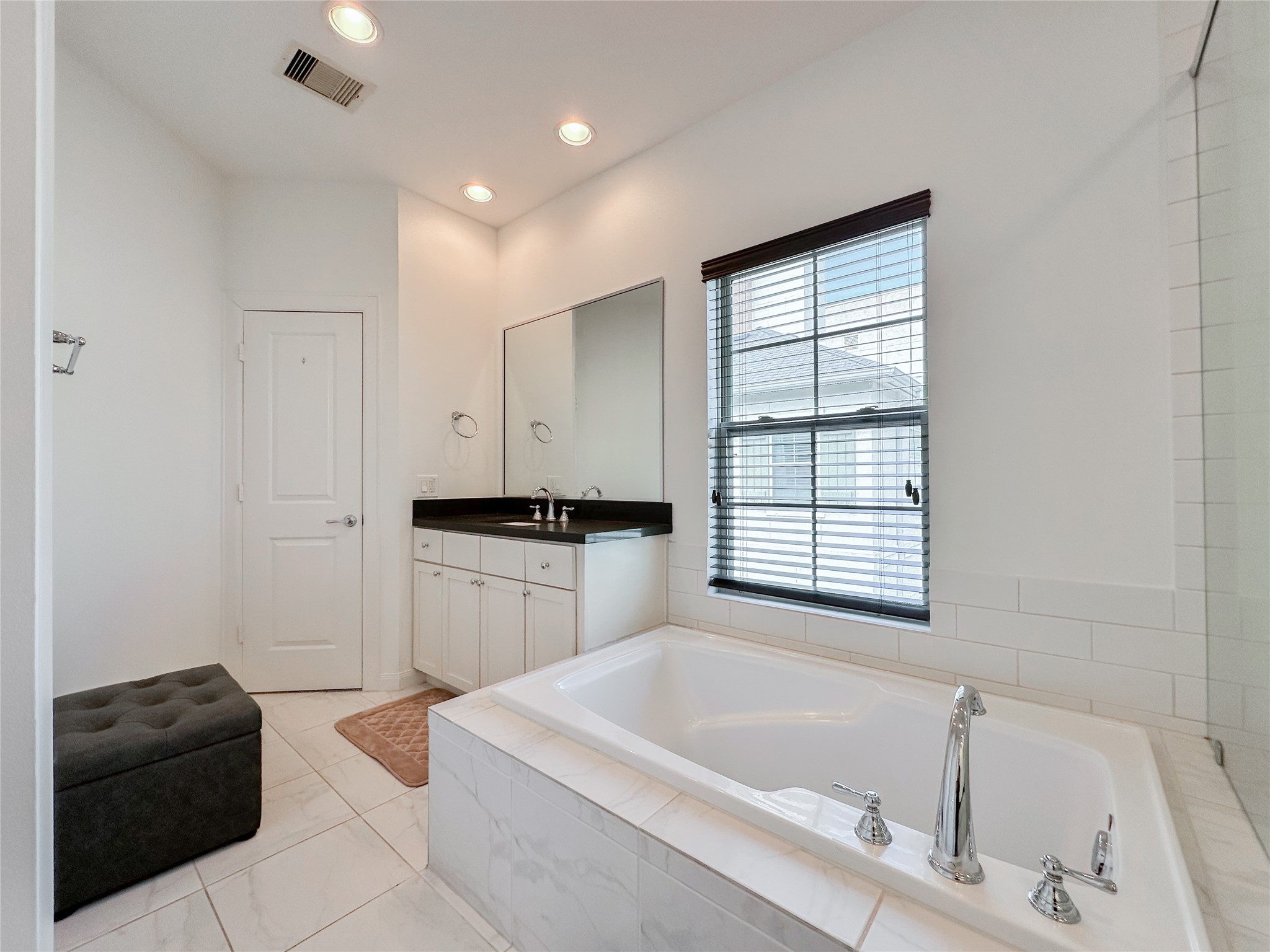2 Hermann Park Court Houston, TX 77021 - Photo 27 of 43 a bathroom with a bathtub sink and window