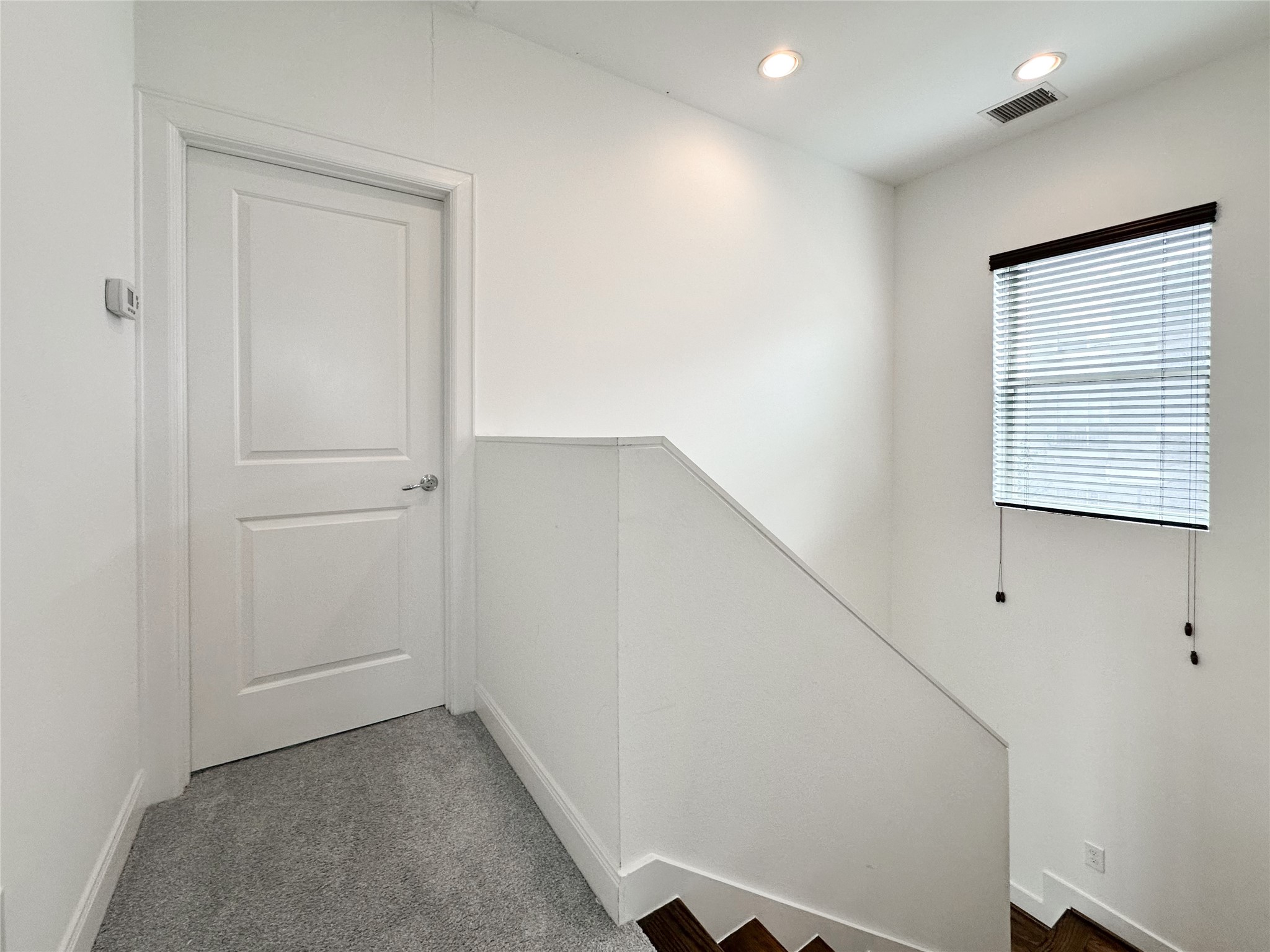 2 Hermann Park Court Houston, TX 77021 - Photo 31 of 43 a view of hallway with window