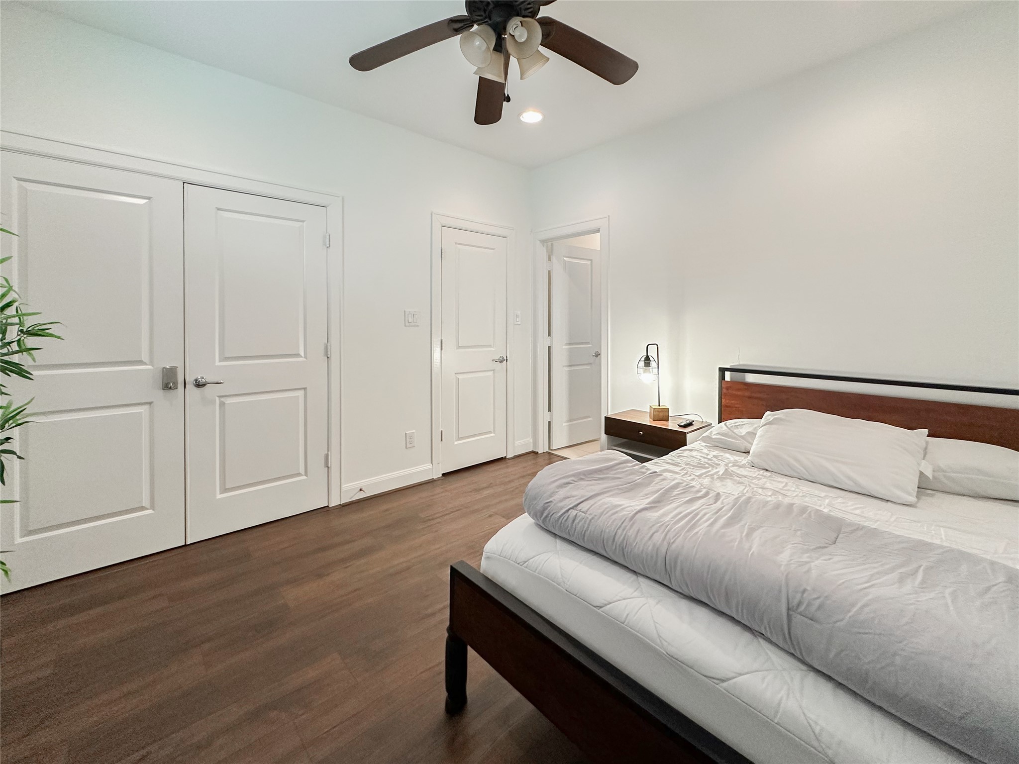 2 Hermann Park Court Houston, TX 77021 - Photo 33 of 43 a bedroom with a bed and a ceiling fan