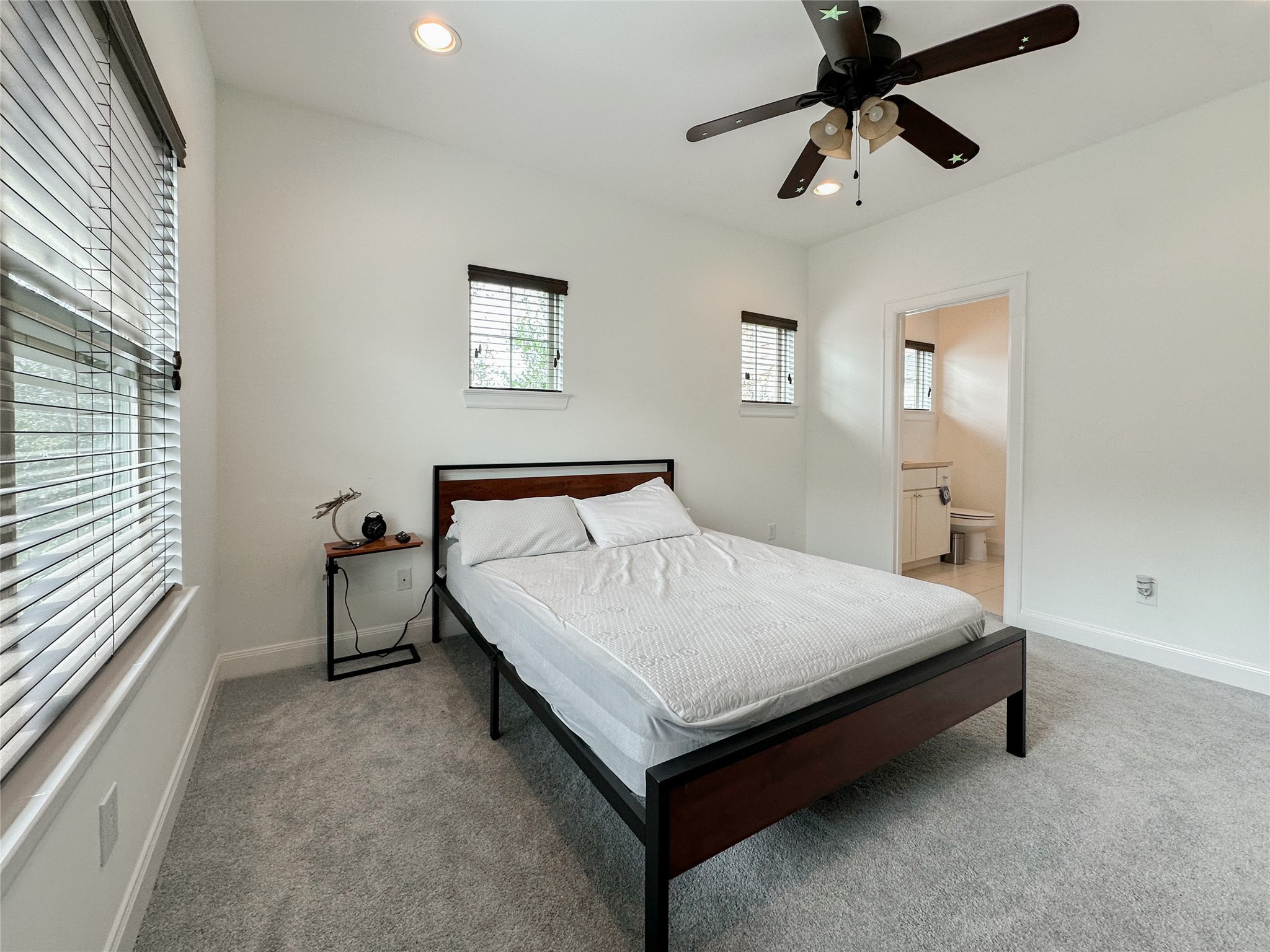 2 Hermann Park Court Houston, TX 77021 - Photo 36 of 43 a bed sitting in a bedroom and with a tv