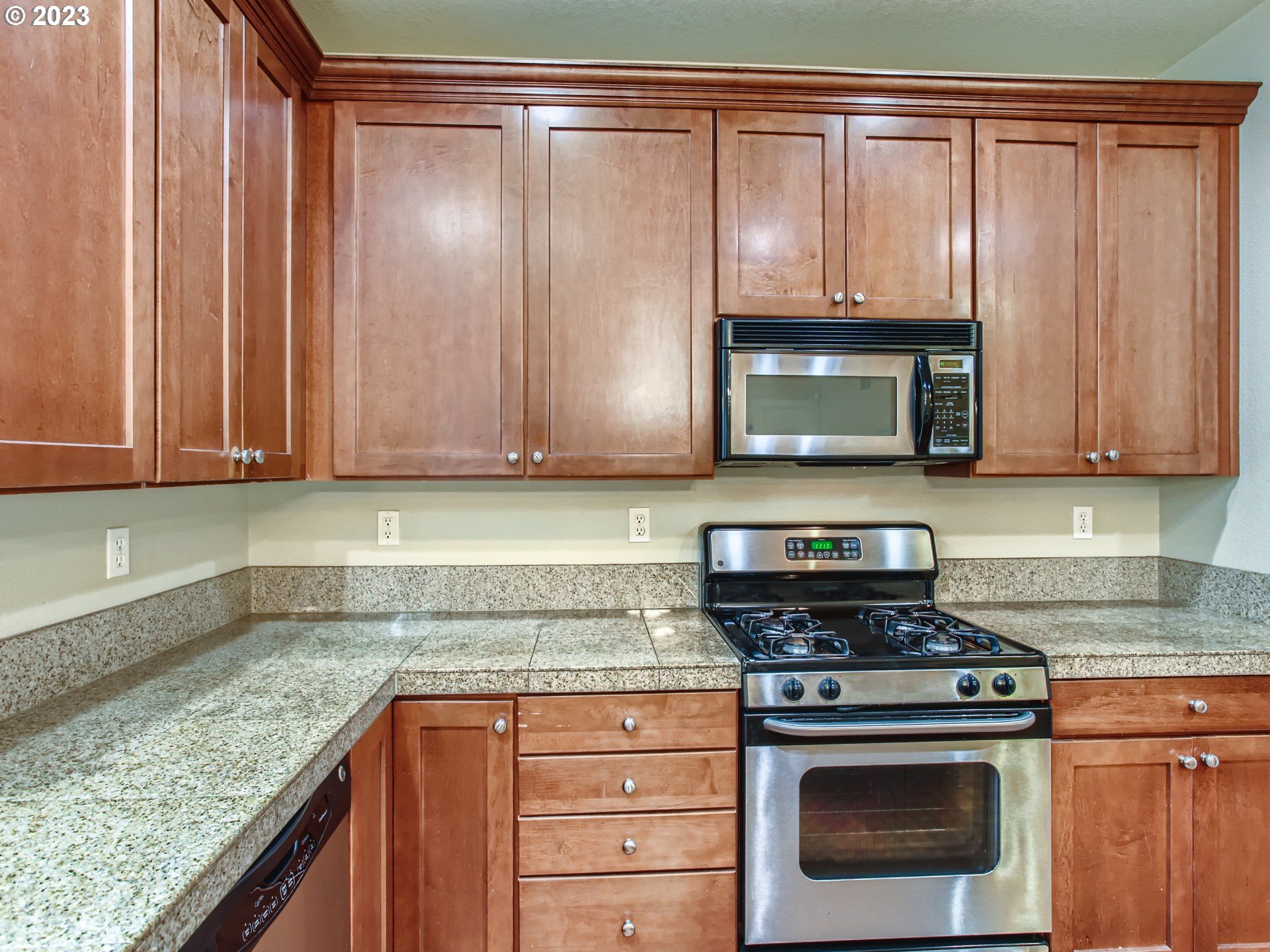 9325 Southwest Diamond View Way Beaverton, OR 97007 - Photo 8 of 25 Gallery Image 8