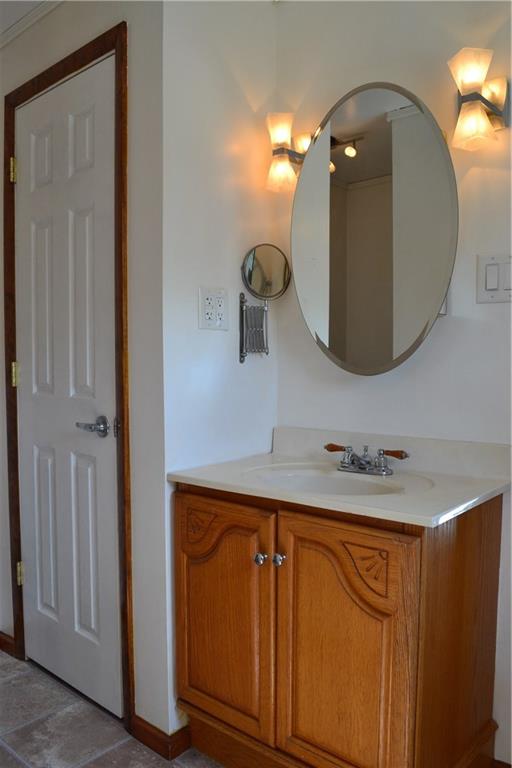 62 Statement Street Washington, PA 15301 - Photo 17 of 23 The full bath offers ample storage space.