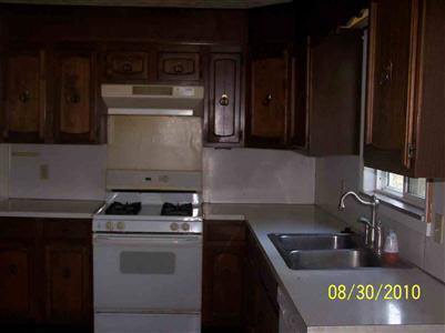 3323 Shannon Road Burton, MI 48529 - Photo 5 of 12 20138138-4.JPG