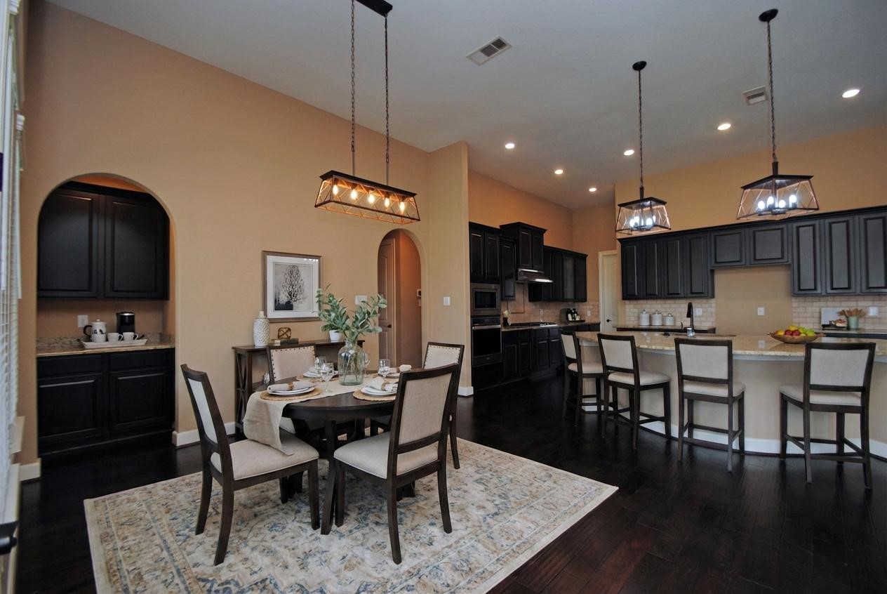 2803 Quartz Rdg Drive Rosharon, TX 77583 - Photo 10 of 44 Breakfast Room w/Dry Bar - Staged
