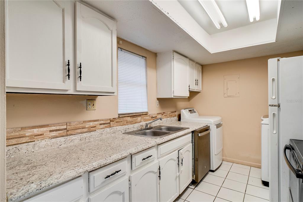 2512 Lemon Tree Lane, Unit C Orlando, FL 32839 - Photo 5 of 19