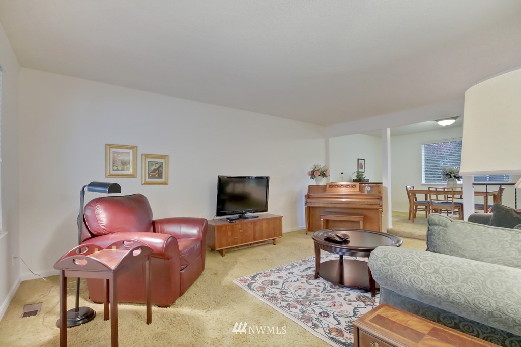 15867 132nd Place Southeast Renton, WA 98058 - Photo 4 of 24 Gallery Image 4
