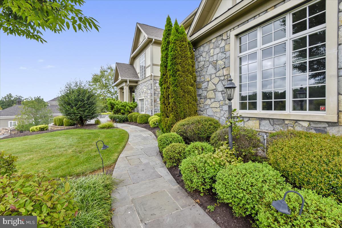 Curved sidewalk to  the front..Feng Shui , yes!