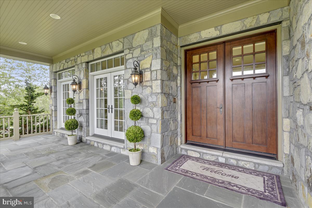Spacious front patio to welcome guests