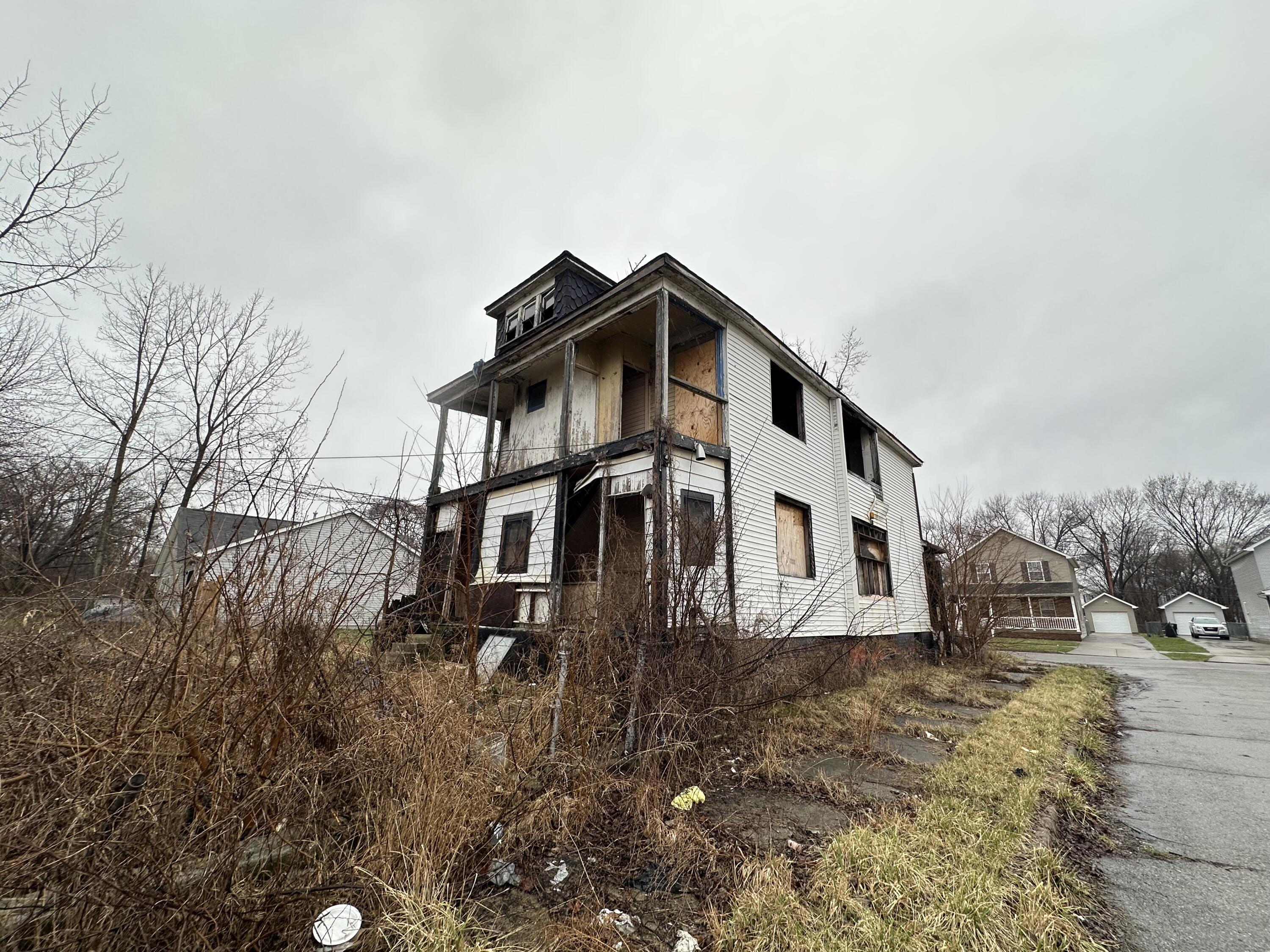 4160 Crane Street Detroit, MI 48214 - Photo 3 of 6 IMG_1678