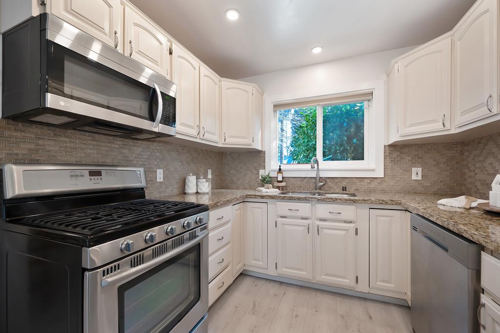 3129 Murchison Way Carmichael, CA 95608 - Photo 14 of 41 Kitchen - window faces front yard