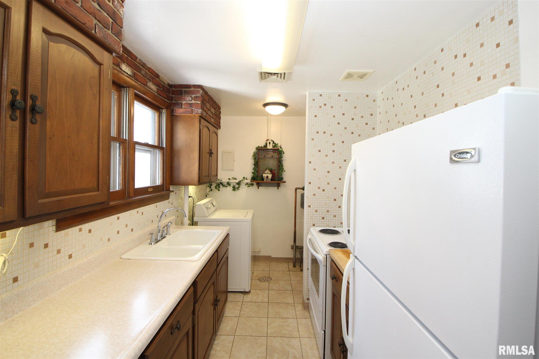215 Algonquin Road Marquette Heights, IL 61554 - Photo 11 of 31 Gallery Image 11