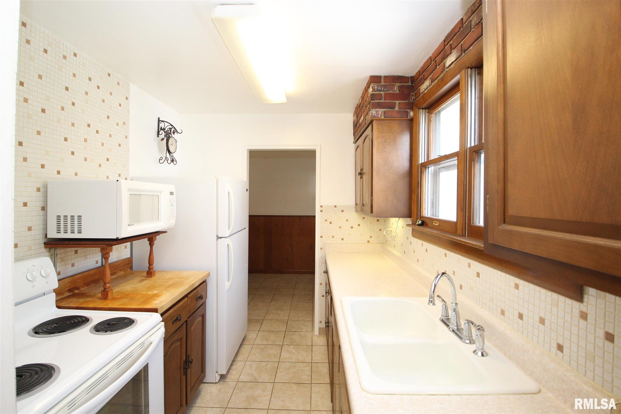 215 Algonquin Road Marquette Heights, IL 61554 - Photo 12 of 31 Gallery Image 12