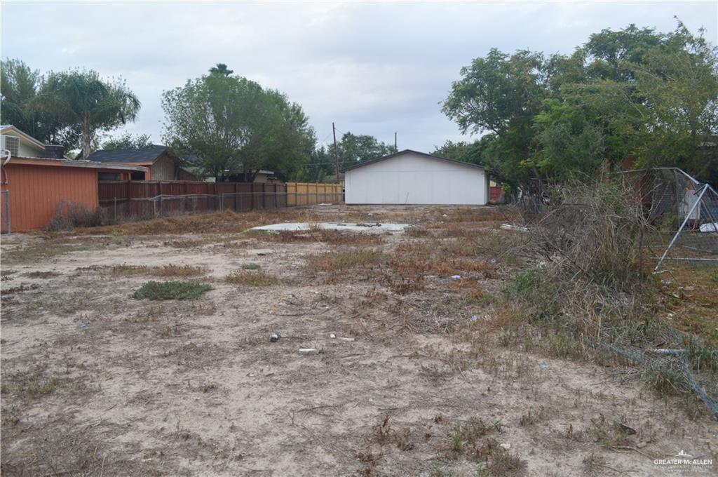 236 East 13th Street La Joya, TX 78560 - Photo 4 of 6 a view of a backyard