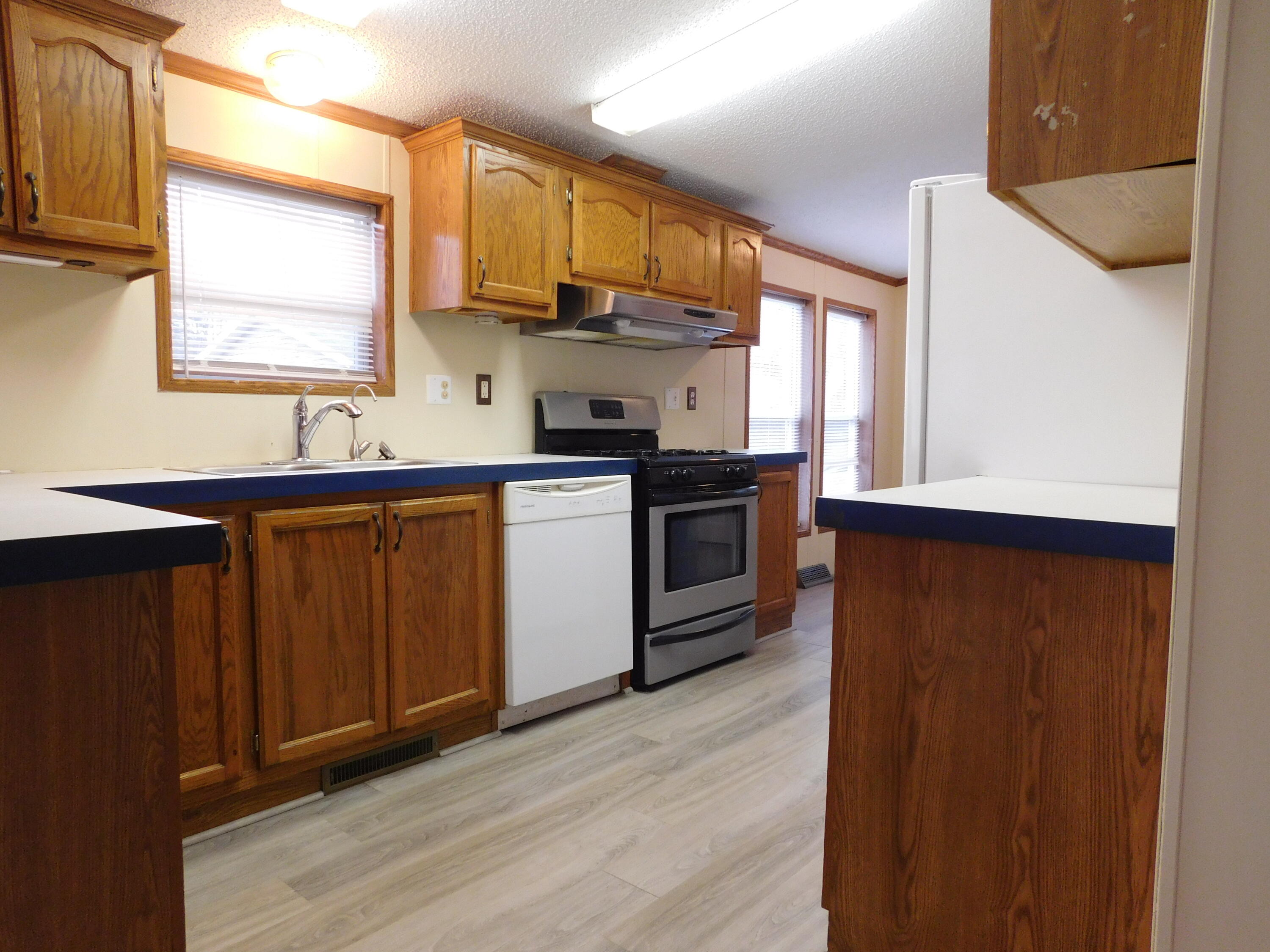 4218 Pier Road Benton Harbor, MI 49022 - Photo 9 of 47 DSCN5037