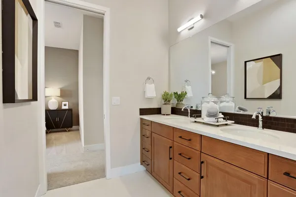 a en suite bathroom with double sink and a mirror