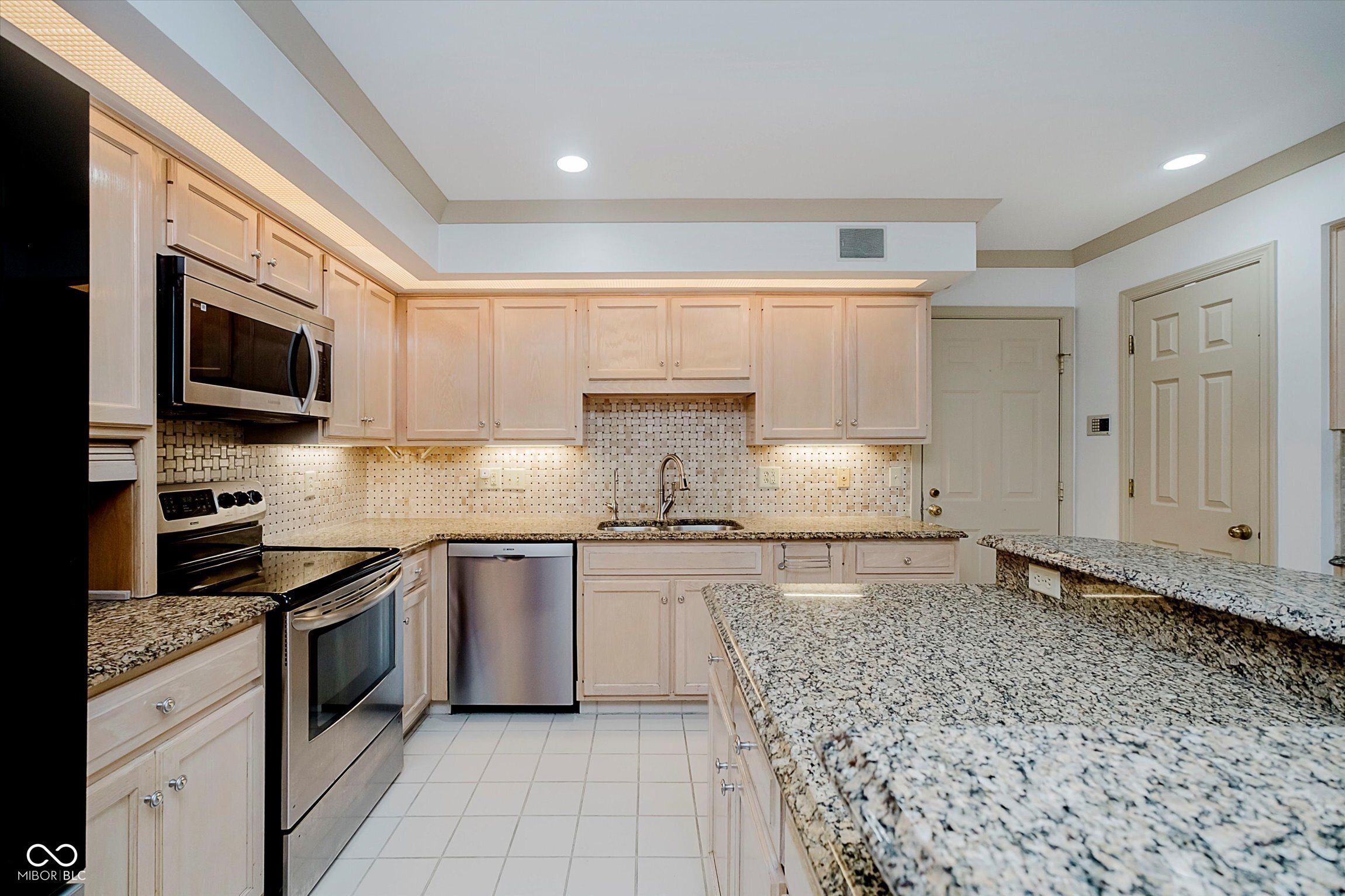 8649 Cricket Tree Lane Indianapolis, IN 46260 - Photo 13 of 58