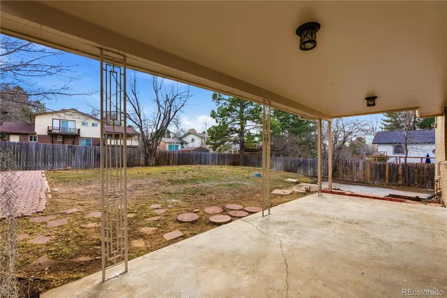 a view of a backyard